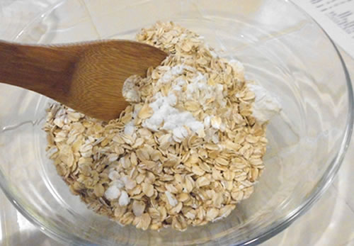 In a small bowl, combine the flour, oats, baking soda and salt; mix well.