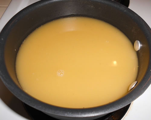 In a medium pan, warm the broth over low heat.