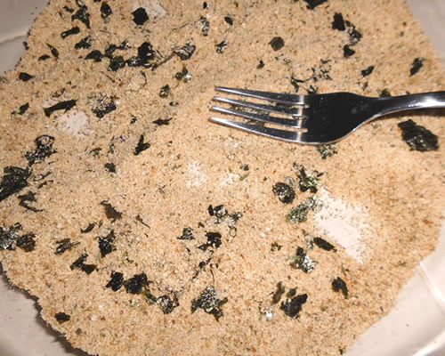 In a pie plate, mix the Old Bay seasoning, bread crumbs, garlic salt, lemon pepper, cayenne pepper, and nori sheet crumbles.