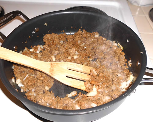 In a large pan, heat the oil; add the meatless crumbles, onion and garlic, and saute until the vegetables are tender.