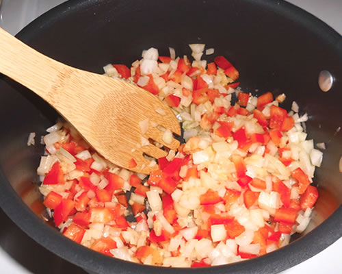 In a medium pan, saute the onion, bell pepper, and garlic in the olive oil until the vegetables are tender.