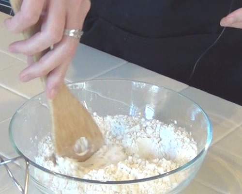 In a small bowl, mix together the flour and baking powder.