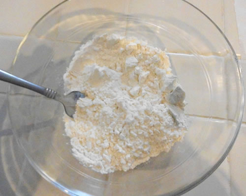 In a separate small bowl, mix the flour, baking powder and baking soda.